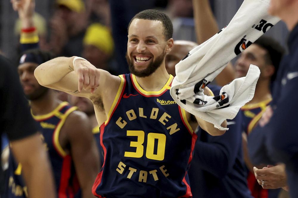 瓦妮莎晒亲吻科比自拍照：我们是如此爱你和GIGI 生日快乐宝贝